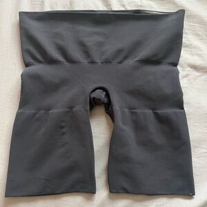 SKIMS Seamless Sculpt Buttlifting Shorts Size:M